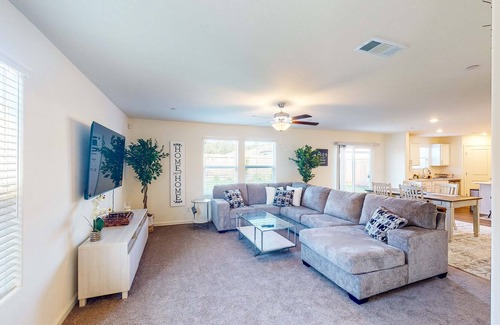 Visalia House | Charming home with full kitchen, W/D, near Lake