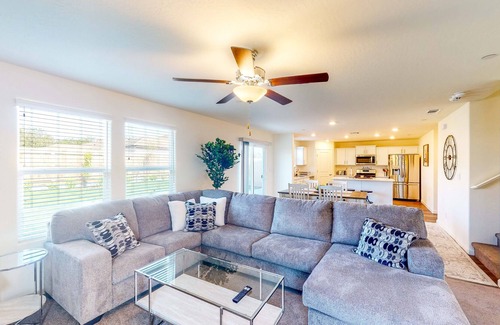 Visalia House | Charming home with full kitchen, W/D, near Lake