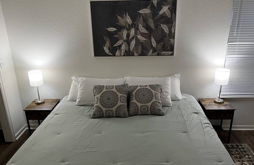 Greenwood House | Charming Home With King Bed Suite In Friendly Neighborhood