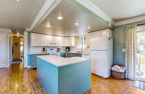 Cleone House | Charming Home with Ping-Pong and Free WiFi - Short Walk to Parks and Shops