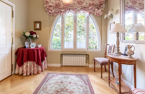 Nueva Espana House | Charming home with pool in center of Madrid sleeps 12+