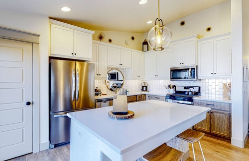 Meridian House | Charming home with skiing, fireplace, enclosed yard, central AC & washer/dryer