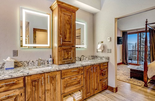 Quandary Village House | Charming home with mountain-view, fireplace, balcony, & washer/dryer