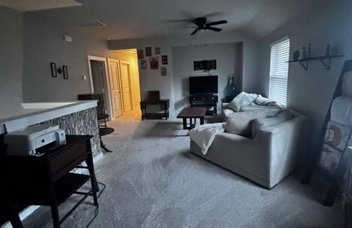 Willis House | Charming home with WiFi, AC in welcoming Willis