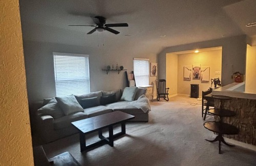 Willis House | Charming home with WiFi, AC in welcoming Willis