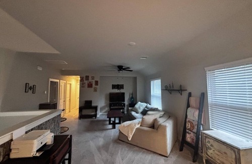 Willis House | Charming home with WiFi, AC in welcoming Willis