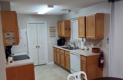 Tallassee House | Charming Honey Bee Cottage 3BR 2 Bath home with WiFi and AC in lovely Tallassee