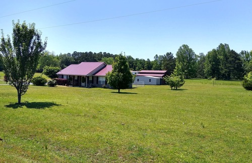 Tallassee House | Charming Honey Bee Cottage 3BR 2 Bath home with WiFi and AC in lovely Tallassee