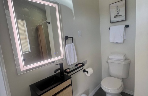 Lake Wales Hotel | Charming hotel in adorable Lake Wales with WiFi, AC, with a beautiful lake view.