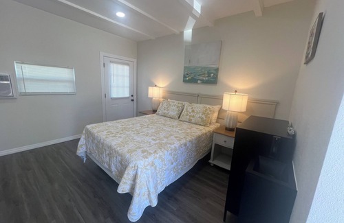Lake Wales Hotel | Charming hotel in adorable Lake Wales with WiFi, AC, with a beautiful lake view.