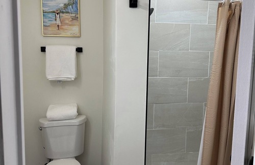 Lake Wales Hotel | Charming hotel in adorable Lake Wales with WiFi, AC, with a beautiful lake view.