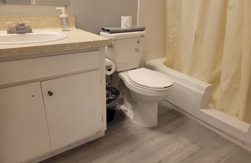 Pico - Robertson Apartment | Charming Hotel Style Unit in Beverly Hills with AC + WiFi