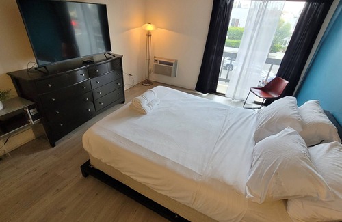 Pico - Robertson Apartment | Charming Hotel Style Unit in Beverly Hills with AC + WiFi