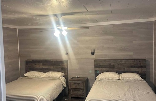 Golden Meadow Hotel | Charming hotel with 1 bedroom and AC, WiFi in peaceful Golden Meadow