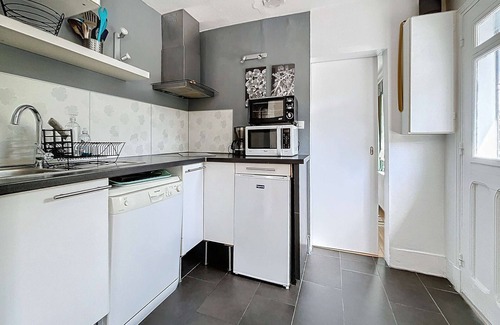 Donville-les-Bains House | Charming House: 3 Rooms, Terrace, 400m from Beach, Near Center