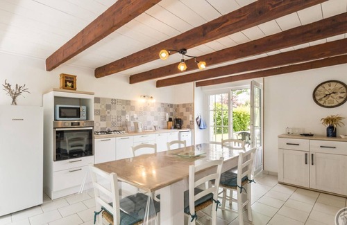 Muneville-sur-Mer Cottage | Charming House with Garden Near Beach - Ideal for Families