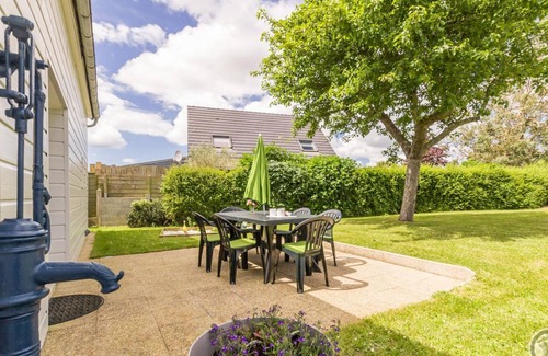 Muneville-sur-Mer Cottage | Charming House with Garden Near Beach - Ideal for Families