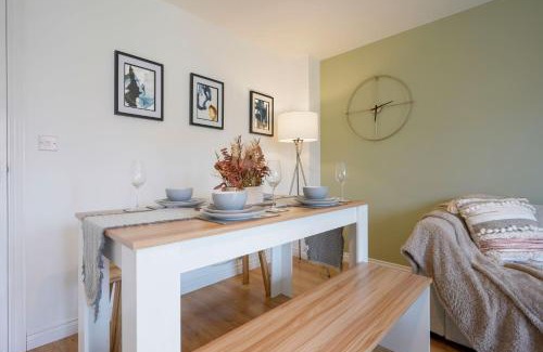 Newport Pagnell House | Charming House - Close to Shops & City Centre - Free Parking, Self-Check-In, Fast WiFi & Smart TV with Netflix by Yoko Property