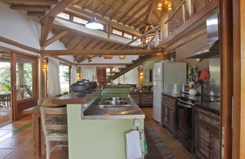 Itamambuca House | Charming House com piscina 100m do mar