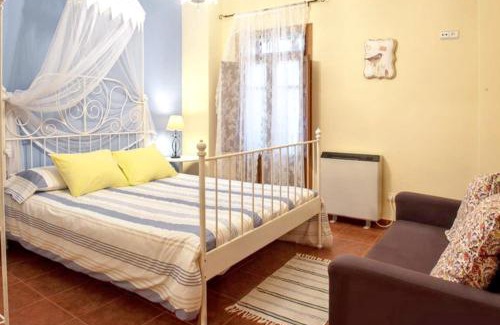 Robledillo de Gata House | Charming House in Robledillo de Gata with Fireplace and Terrace