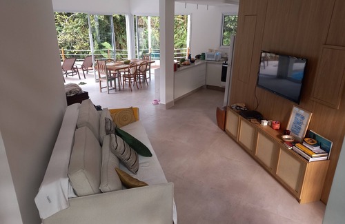 Guaratuba House | Charming house in condominium 150m from the beach, surrounded by greenery