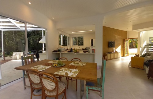 Guaratuba House | Charming house in condominium 150m from the beach, surrounded by greenery