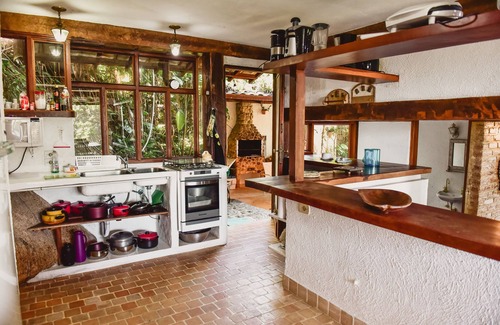 Sao Pedro House | Charming house in gated community with barbecue and pool by the sea
