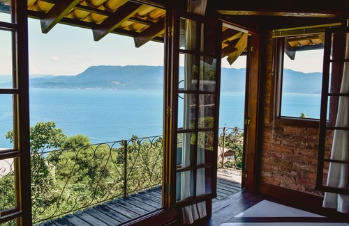 Sao Pedro House | Charming house in gated community with barbecue and pool by the sea