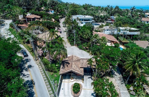 Sao Pedro House | Charming house in gated community with barbecue and pool by the sea