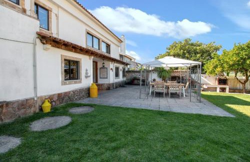 Sao Joao Batista House | Charming House in Porto de Mós with Shared Pool