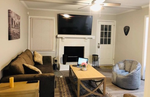 Greensboro House | charming house near Koury Convention Center