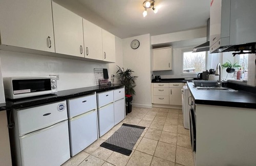 Rugby House | Charming House Sleeps 6 Free Parking Fast WiFi Smart TV