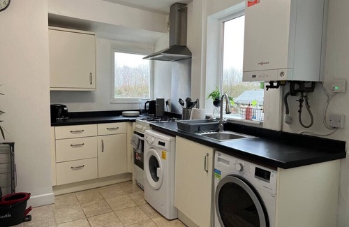 Rugby House | Charming House Sleeps 6 Free Parking Fast WiFi Smart TV