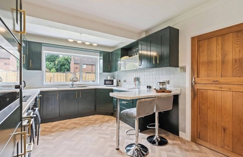 Malvern House | Charming House Sleeps 9 Pool Table Large Garden Driveway Parking