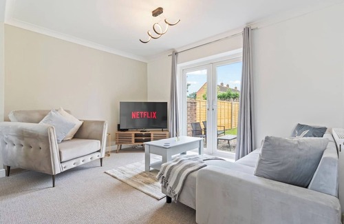Malvern House | Charming House Sleeps 9 Pool Table Large Garden Driveway Parking