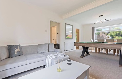 Malvern House | Charming House Sleeps 9 Pool Table Large Garden Driveway Parking