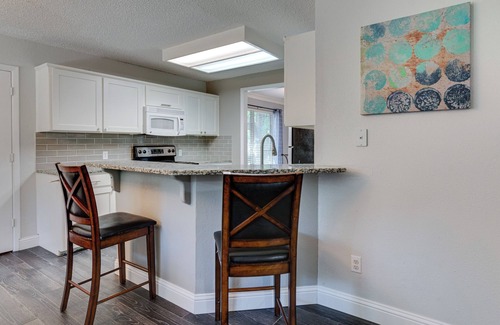 Bedford House | Charming house that's Peaceful, Quiet, on a Green Belt in the heart of the city.