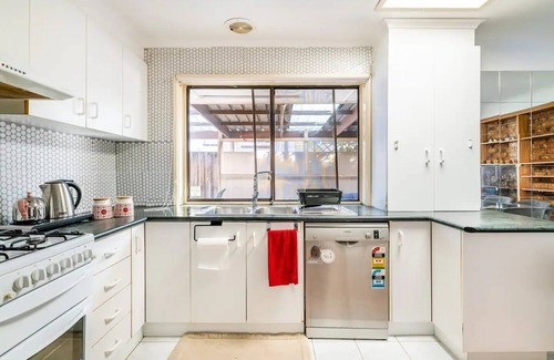 Altona Meadows House | Charming house, Walk to Station and Shopping Centre - Central to Everything!