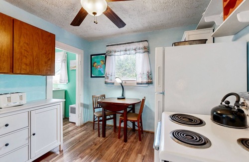 Rockaway Beach House | Charming house with full kitchen & yard near the beach - dogs OK