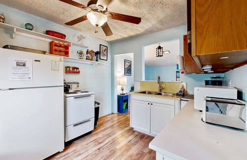 Rockaway Beach House | Charming house with full kitchen & yard near the beach - dogs OK