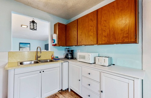Rockaway Beach House | Charming house with full kitchen & yard near the beach - dogs OK