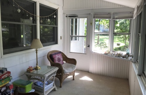 Southold House | Charming house walking distance from beautiful Kenney’s Beach