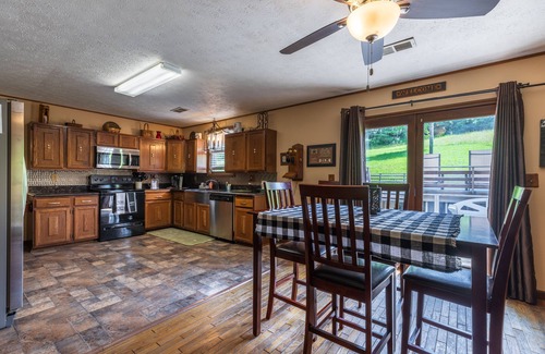 New Plymouth House | Charming house with a private swimming pool and hot tub in Hocking Hills.