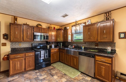 New Plymouth House | Charming house with a private swimming pool and hot tub in Hocking Hills.