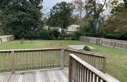 Mossy Oaks House | Charming house with a large fenced lot in a central location