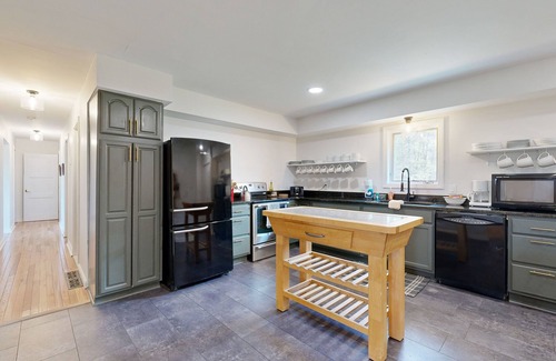 Necedah House | Charming house with enclosed yard, board games, deck, & firepit