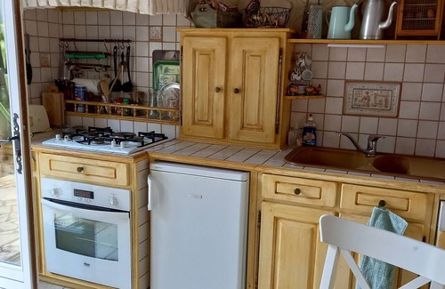 Serignan House | Charming house with gardens in a residential area