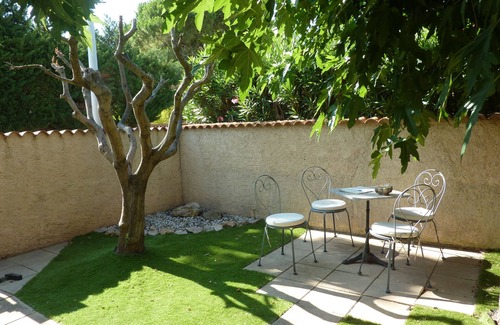 Serignan House | Charming house with gardens in a residential area