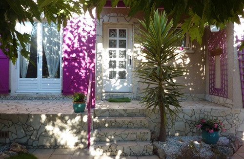 Serignan House | Charming house with gardens in a residential area