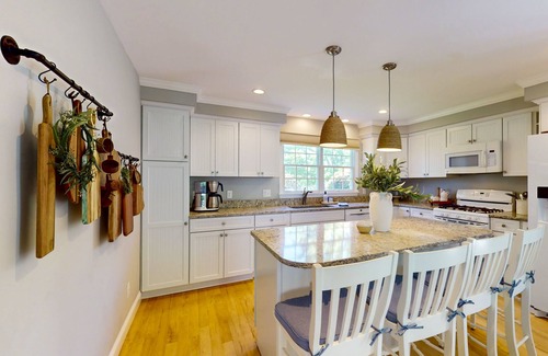 Chatham House | Charming house with patio, Washer/Dryer, & central location